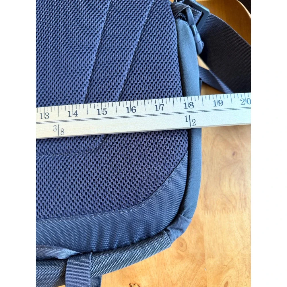 The North Face Messenger‎ Bag Grey Red Crossbody Shoulder Travel Commuter Bag